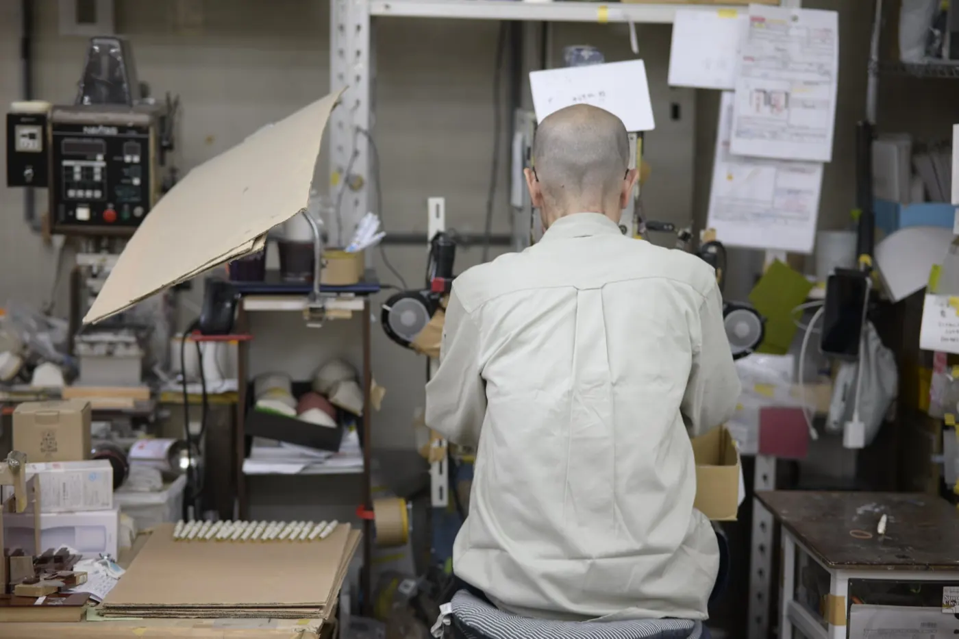 工場内で作業をする職人の後ろ姿